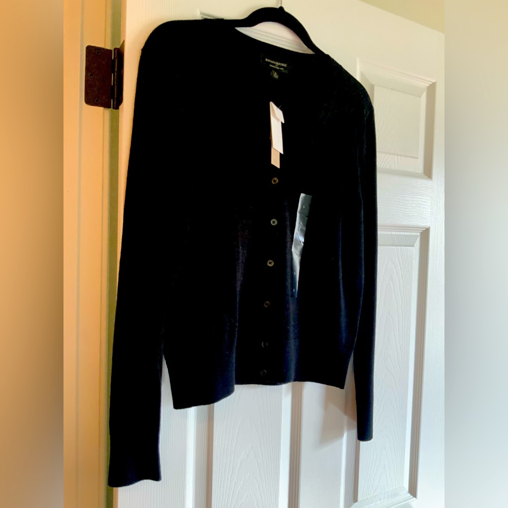 Black NEVER WORN Banana Republic button front sweater. Size: S